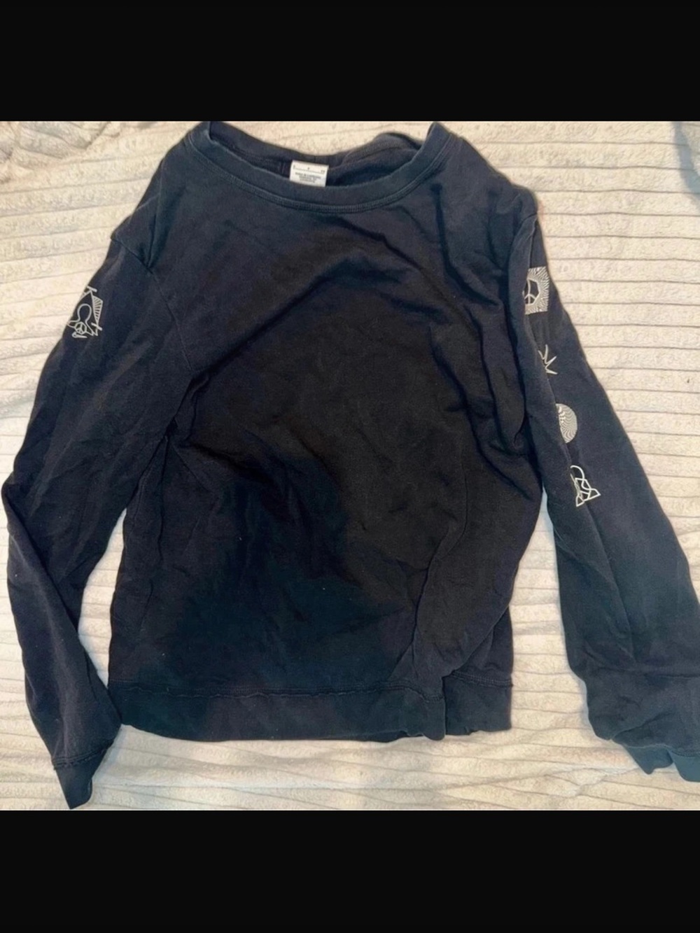 Mens Black Long-Sleeve Graphic Crewneck Shirt